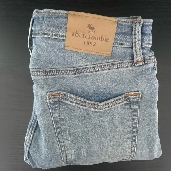 Abercrombie Kids ripped light blue jeans - Picture 2 of 4